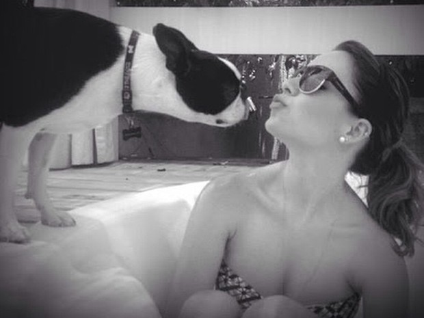 Klara Castanho posa com cachorro (Foto: Instagram/ Reprodução)