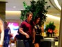 Thor Batista passeia com namorada em shopping de luxo no Rio