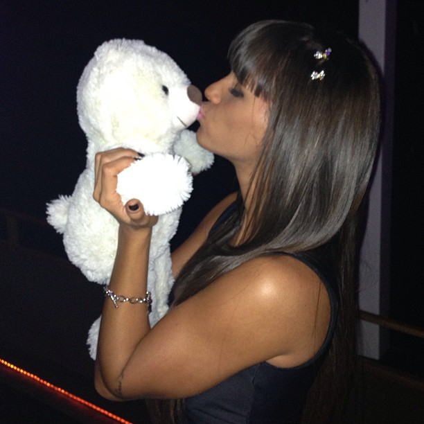 Carol Dias beija ursinho de pelúcia (Foto: Instagram)
