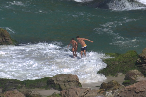 Cauã com a namorada na praia da Joatinga no Rio de Janeiro (Foto: AGNEWS )