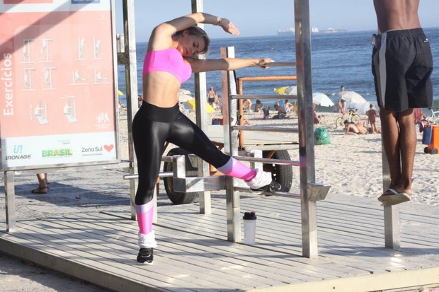 Veridiana Freitas se exercita na orla (Foto: J. Humberto / AgNews)