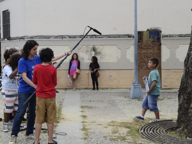 Daniela Gracindo com crianças do projeto Pequeno Cineasta, no Rio (Foto: Marta Azevedo / Divulgação)