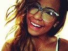 De óculos, irmã de Neymar sorri em foto de rede social