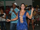 Nuelle Alves cai no samba com decote até o umbigo
