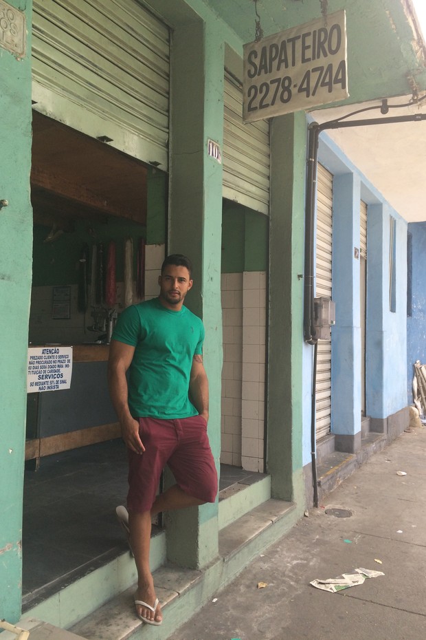 Jonatas Galvão na porta de sua loja de conserto de sapatos (Foto: Luciana Tecidio/EGO)