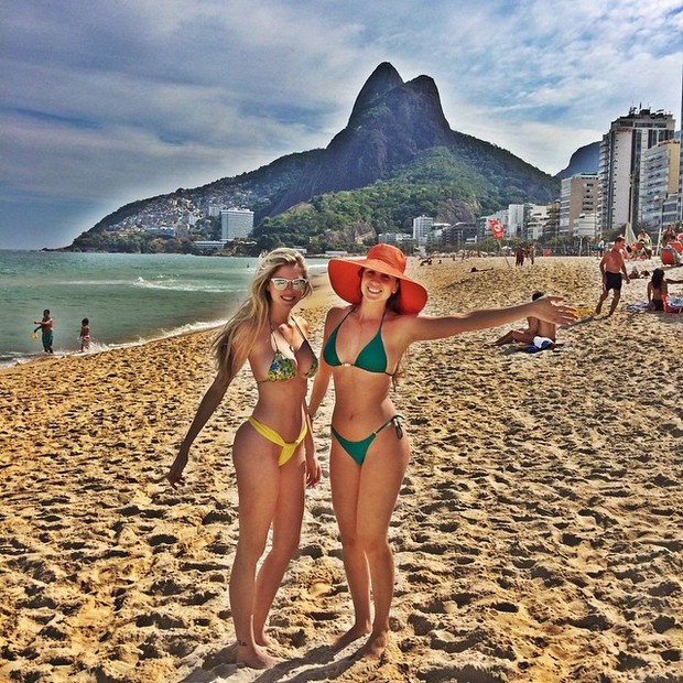 Bárbara Evans com amiga em praia na Zona Sul do Rio (Foto: Instagram/ Reprodução)
