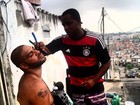 Adriano posta foto fazendo barba na favela: 'Minhas raízes'