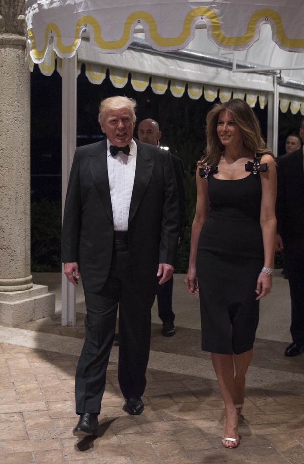 Melania Trump, mulher de presidente eleito dos Estados Unidos, usou vestido preto no Ano Novo. Modelito já foi usado pela brasileira Luciana Gimenez  (Foto: AFP)