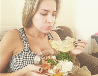 Ex-BBB Adriana não faz dieta por causa da amamentação  (Foto: Reprodução do Instagram)
