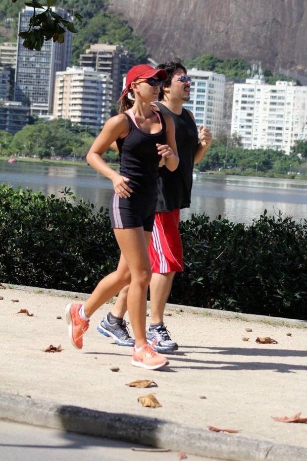 Letícia Wiermann com o namorado na Lagoa (Foto: JC Pereira / AgNews)