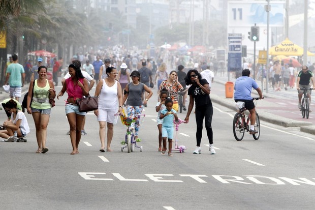 Glória Maria passeia na orla com filhas (Foto: Gil Rodrigues/PhotoRio News)