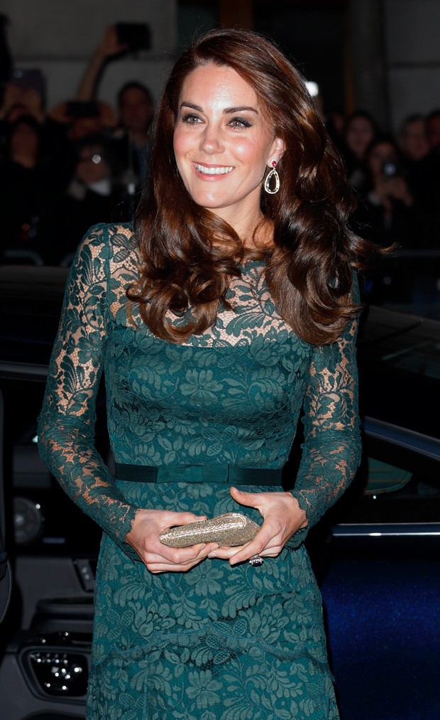 Kate Middleton usa vestido longo verde em baile de gala (Foto: Getty Image)