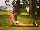 Izabel Goulart faz ioga ao ar livre 
