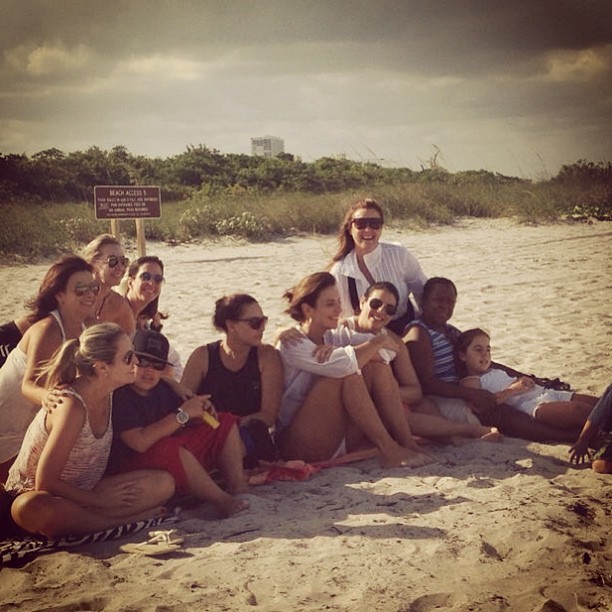 Ivete Sangalo com amigas em praia (Foto: Instagram/ Reprodução)