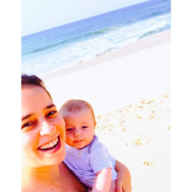 Paloma Duarte e o filho posam na praia (Foto: Reprodução / Instagram)