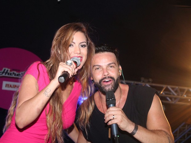 Alexandre Peixe e Vina Calmon em show em Salvador, na Bahia (Foto: Mateus Ross e Sércio Freitas/ Divulgação)