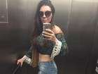 Simony faz selfie no elevador e exibe cinturinha