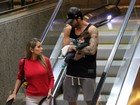 Ex-BBBs Adriana e Rodrigão passeiam com o filho em shopping do Rio