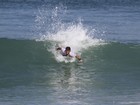 De camiseta, Kayky Brito surfa no Rio