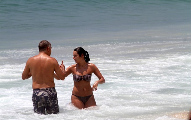 Patrícia Poeta na praia do Leblon com o marido (Foto: Wallace Barbosa / AgNews)