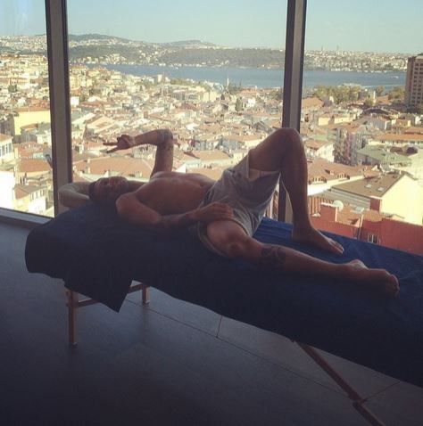 Ramon tendo massagem em sua casa na Turquia (Foto: Reprodução / Instagram)