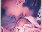 Debby Lagranha leva a filha recém-nascida para tomar vacina