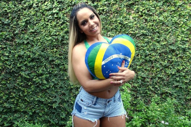 Mulher Melão posa em homenagem ao Brasil (Foto: Léo Martinez/ EGO)