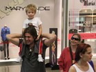 Em shopping, Dado Dolabella é fotografado com os filhos