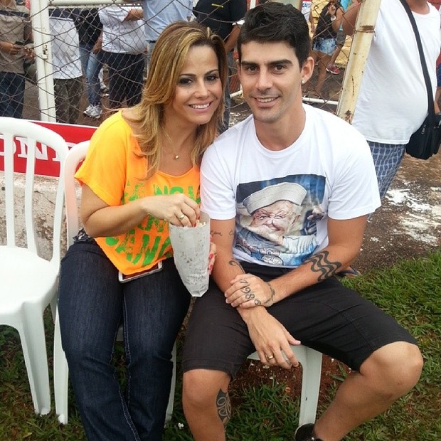Viviane Araújo e noivo (Foto: Instagram / Reprodução)