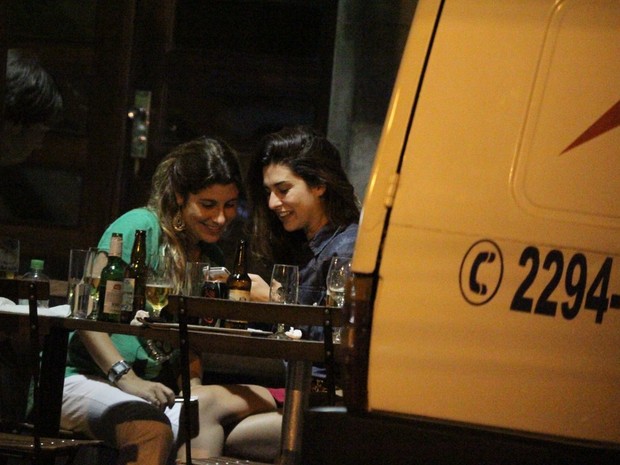 Fernanda Paes Leme com amiga em bar na Zona Sul do Rio (Foto: Delson Silva/ Ag. News)