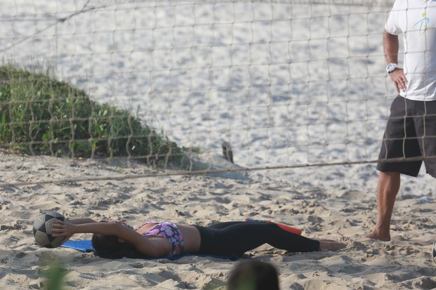 Isis Valverde joga futevôlei na praia da Barra da Tijuca, RJ (Foto: Dilson Silva / Agnews)
