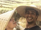 Isis Valverde posta foto divertida com o namorado na Indonésia