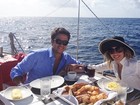 Em lua de mel, Luma Costa toma café da manhã em alto-mar
