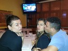 Paula Morais ganha beijo de Ronaldo Fenômeno durante jantar