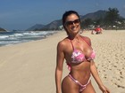 Aryane Steinkopf exibe corpaço de biquíni em dia de praia no Rio