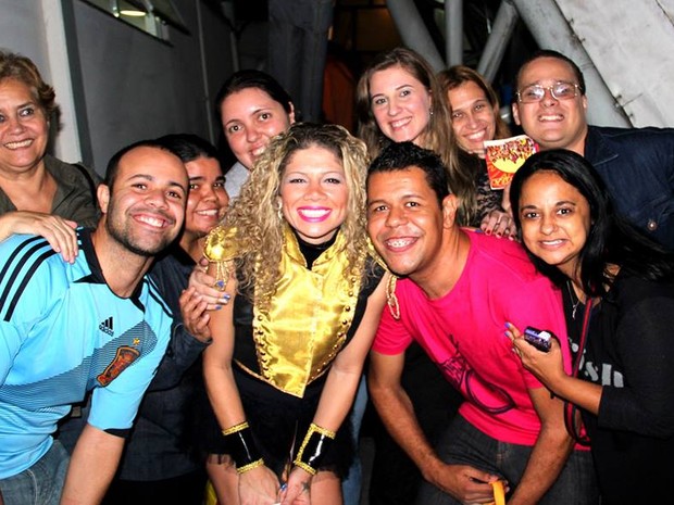 Ex-paquita Cátia Paganote com fãs em show no Centro do Rio (Foto: Pablo Amora/ Divulgação)