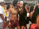 Com fantasia sexy, Thaila Ayala curte bloco de carnaval no Rio