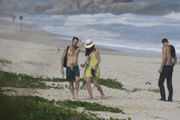 Alinne Moraes aproveita praia com amigo no RJ (Foto: Dilson Silva  / Agnews)