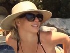Britney Spears, de biquíni, curte piscina e mostra boa forma