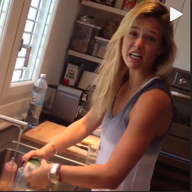 Bar Refaeli põe a mão na massa e posta vídeo fazendo afazeres domésticos (Foto: Reprodução / Instagram)