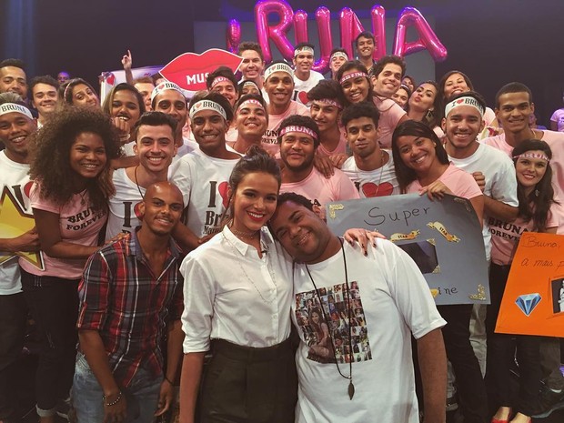 Bruna Marquezine com fãs (Foto: Reprodução/Instagram)