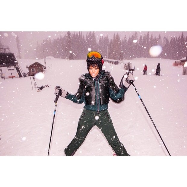 Rihanna faz pose sexy em dia de esquí (Foto: Instagram)