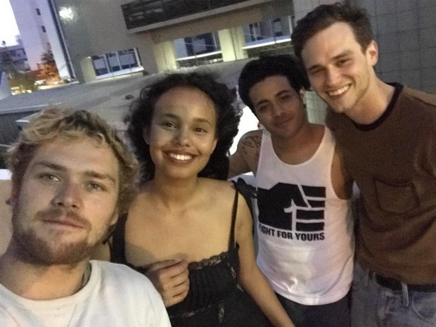 Finn Jones, Alisha Boe, Christian Navarro e Brandon Flynn, do elenco de 13ReasonsWhy, estão em Recife  (Foto: Instagram / Reprodução)