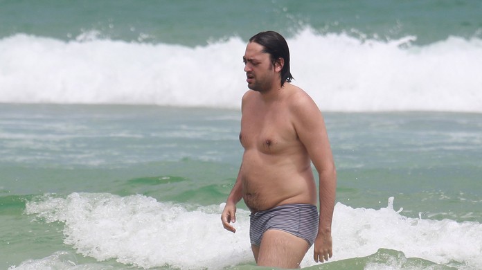 EGO Fernando Caruso clicado na praia e exibe barriga positiva