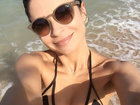 Anna Lima exibe boa forma em selfie na praia