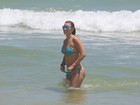 Christine Fernandes exibe curvas em praia no Rio e quase mostra demais