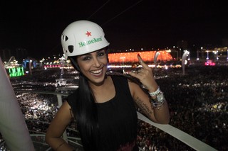 Amanda Djehdian na tirolesa do Rock in Rio (Foto: Isac Luz / EGO)