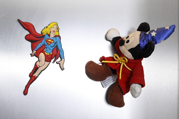 O imã de Supermulher representa a personalidade de Janaína. Já o Mickey, foi lembrança trazida de sua primeira viagem à Disney, aos 30 anos.  (Foto: Celso Tavares/EGO)