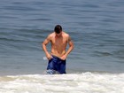 Rodrigo Hilbert encara sol forte em dia de praia no Leblon