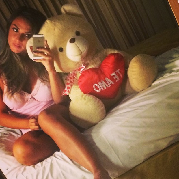 Nicole Bahls posa com urso de pelúcia (Foto: Instagram/ Reprodução)